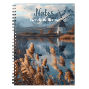 Caderno Espiral Moinho de vento num lago com paisagem montanhosa