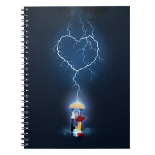 Caderno Espiral Momento Romântico "Lovainck" sob um guarda-chuva