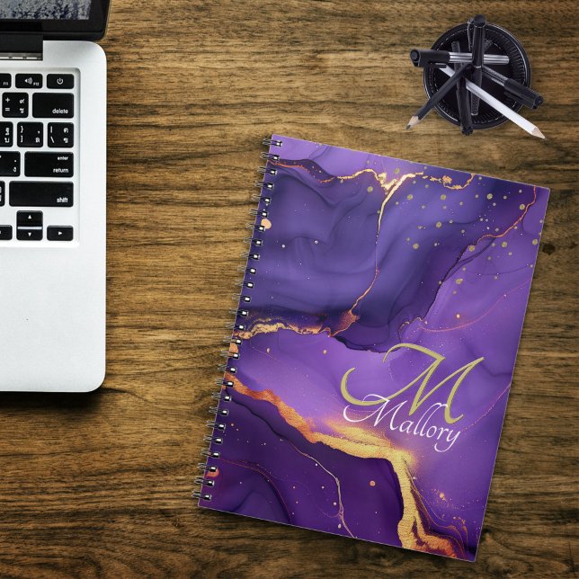 Caderno Espiral Monograma 💜 Agate Roxo ✨ Script Elegante (Gold and Purple Agate 💜✨Elegant Script Monogram Notebook |  Try on your monogram on screen now!)