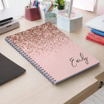 Caderno Espiral Monograma Brilhante cor-de-rosa-pincel Dourada cin<br><div class="desc">Rosa Dourado - Planeador de Notebook Espiral com Nome de Espiral do Script Glitter Brilhante Cor-de-Rosa Esmagada. Isto faz o doce e perfeito aniversário de 16 anos,  casamento,  chá de panela,  aniversário,  chá de fraldas ou festa de solteira presente para alguém que ama luxo de luxo e estilos quíticos.</div>