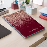 Caderno Espiral Monograma Brilhante de Lâmpada Cor-de-Lobra Dourad<br><div class="desc">Burgundy e Rosa Dourado - Planeador de Notebooks Espirais com Nome de Espiral do Script Glitter Rosa Esmagado. Isto faz o doce e perfeito aniversário de 16 anos, casamento, chá de panela, aniversário, chá de fraldas ou festa de solteira presente para alguém que ama luxo de luxo e estilos quíticos....</div>