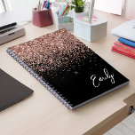 Caderno Espiral Monograma Brilhante preto-Rosa Dourado, cor-de-ros<br><div class="desc">Preto e Rosa Dourado - Planeador de Notebook Espiral com Nome de Espiral do Script Glitter Brilhante Rosa Esbranquiçado. Isto faz o doce e perfeito aniversário de 16 anos, casamento, chá de panela, aniversário, chá de fraldas ou festa de solteira presente para alguém que ama luxo de luxo e estilos...</div>