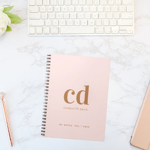 Caderno Espiral monograma com rosa dourado com elegância