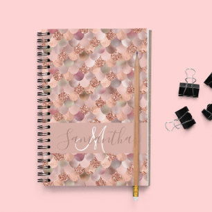 Caderno Espiral Monograma de Escalas Douradas de Rosa de Smermaid 