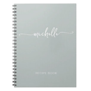 Caderno Espiral Monograma de Nome Feminino Verde Sage Minimalista