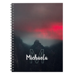 Caderno Espiral Monograma de nuvens, neblina e montanhas
