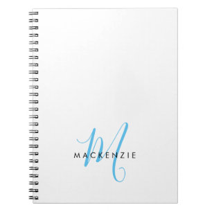 Caderno Espiral Monograma de Script Azul do Céu Branco Moderno Ele