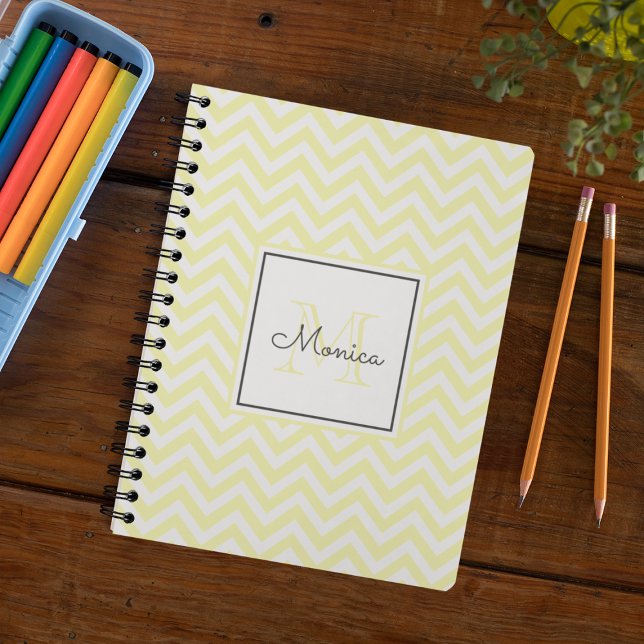 Caderno Espiral Monograma do Padrão Chevron Amarelo do Pastel Mode (Criador carregado)