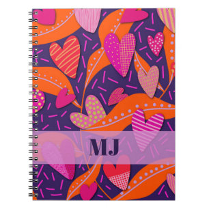 Caderno Espiral Monograma do padrão de corações cor-de-rosa brilha