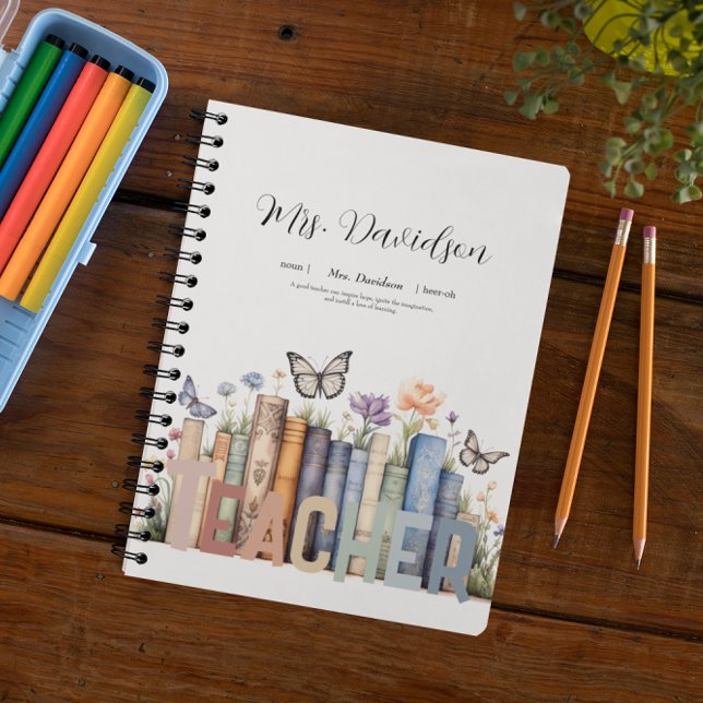 Caderno Espiral Monograma do professor do Rainbow Bookshelf & Book (Criador carregado)