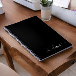 Caderno Espiral Monograma Elegante Moderno e Branco Negro<br><div class="desc">Apresentando nossa Coleção de Monogramas Modernos Minimalistas Pretos e Brancos: adote simplicidade e sofisticação com nossos designs minimalistas, curados para elevar seu estilo sem esforço. Feita de olho na estética moderna, essa coleção apresenta designs negras e brancos elegantes, acentuados por monogramas personalizados. De papelaria chic a acessórios versáteis, nossa coleção...</div>