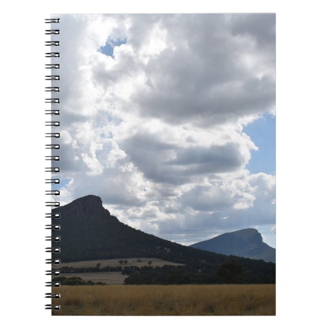 Caderno Espiral Monta Sturgeon e Abrupto Sob Nuvens Dramáticas (Frente)