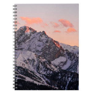 CADERNO ESPIRAL MONTANHA COBERTA DE NEVE SOB PELE NUVEM DURANTE O