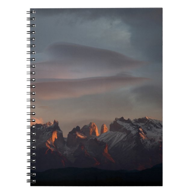 CADERNO ESPIRAL MONTANHA ROCKY SOB NUVENS DE CINZA (Frente)
