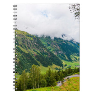 Caderno Espiral Montanhas verdes cobertas de florestas e gras verd