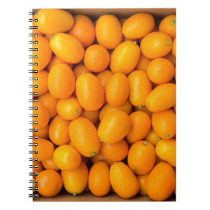 Caderno Espiral Montão de kumquats alaranjados na caixa de cartã