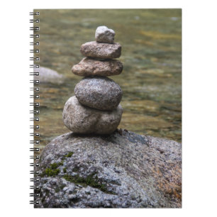 Caderno Espiral Monte de pedras em um Diário do vazio do córrego