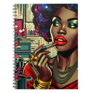 Caderno Espiral Mulher Bonita Passando Batom na Cozinha