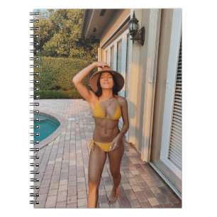 Caderno Espiral Mulher de biquíni amarelo em pé no flo castanho