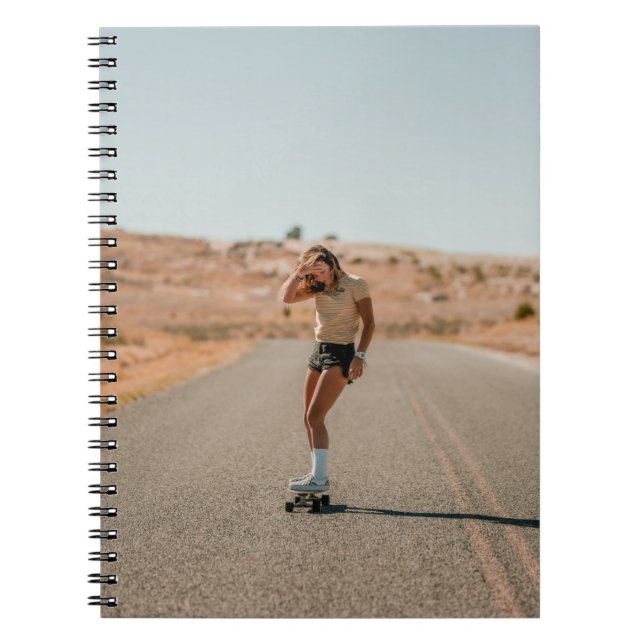 Caderno Espiral Mulher de camisa branca correndo na estrada pela m (Frente)