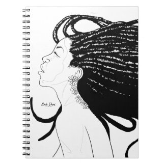 Caderno Espiral Mulher de espírito livre com cabelos fluindo ao ve
