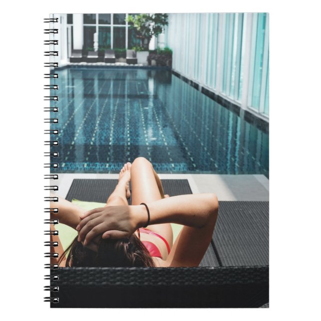 Caderno Espiral Mulher deitada no salão castanho (Frente)