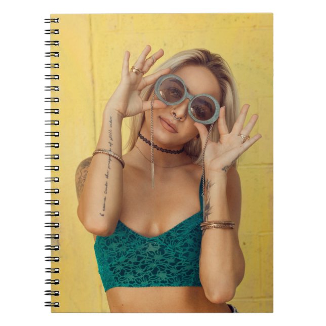 Caderno Espiral Mulher em bralette azul segurando óculos de sol co (Frente)