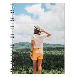 Caderno Espiral Mulher parada perto das árvores