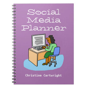Caderno Espiral Mulher trabalhando em mídias sociais no computador