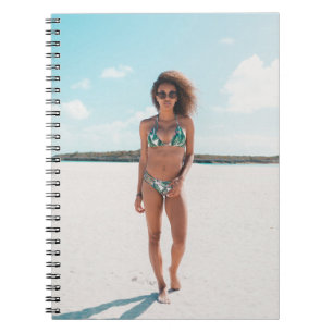 Caderno Espiral Mulher vestindo biquíni em pé na areia