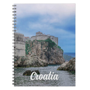 Caderno Espiral Muros de fortaleza, costa rochosa e mar na Croácia