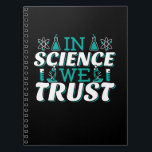 Caderno Espiral Na Science We Trust Cote - Professor<br><div class="desc">Na citação de Science We Trust. A ciência bonita, artística, engraçada fala com uma reviravolta religiosa. Arte tem microscópio e equipamento experimental de frasco para professora de ciências masculina ou feminina. > Use para a apreciação de professores de Ciência, Química, Biologia ou geek de Física, ou crianças nerd de cientistas....</div>
