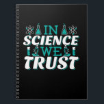 Caderno Espiral Na Science We Trust Cote - Professor<br><div class="desc">Na citação de Science We Trust. A ciência bonita, artística, engraçada fala com uma reviravolta religiosa. Arte tem microscópio e equipamento experimental de frasco para professora de ciências masculina ou feminina. > Use para a apreciação de professores de Ciência, Química, Biologia ou geek de Física, ou crianças nerd de cientistas....</div>
