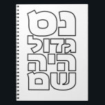 Caderno Espiral Nes Gadol Haya Sham - Hebraico Dreidel Chanukah<br><div class="desc">Quatro palavras para as quatro letras que você encontra em um sonho: freira (nes),  gimel (gadol),  hey (haya),  shin (sham),  que significa,  "Um milagre excelente aconteceu lá". Design simples e impressionante para todos que amam a tipografia hebraica. Excelente para um presente Chanukah/Hanukkah.</div>