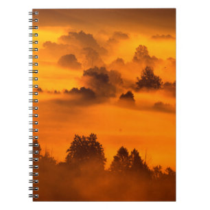 Caderno Espiral Névoa matinal sobre o plaina flutuante do rio abst