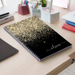Caderno Espiral Nome da Rapariga do Monograma do Script Glitter Pr<br><div class="desc">Planejador de Notebook Espiral de Nome de Monograma de Script Glitter Preto e Dourado. Isto faz o doce e perfeito aniversário de 16 anos,  casamento,  chá de panela,  aniversário,  chá de fraldas ou festa de solteira presente para alguém que ama luxo de luxo e estilos quíticos.</div>