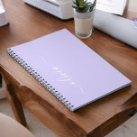 Caderno Espiral Nome do Monograma da Rapariga de Script Moderno Ro<br><div class="desc">Planeador de Notebook Spiral de Nome de Script Simples Roxo da lavanda. Isto faz o doce e perfeito aniversário de 16 anos,  casamento,  chá de panela,  aniversário,  chá de fraldas ou festa de solteira presente para alguém que ama luxo de luxo e estilos quíticos.</div>