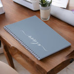 Caderno Espiral Nome do Monograma Elegante do Script Moderno Dusty<br><div class="desc">Planeador de Notebooks Espirais com Nome Simples de Script Dusty Blue Monograma. Isto faz o doce e perfeito aniversário de 16 anos,  casamento,  chá de panela,  aniversário,  chá de fraldas ou festa de solteira presente para alguém que ama luxo de luxo e estilos quíticos.</div>