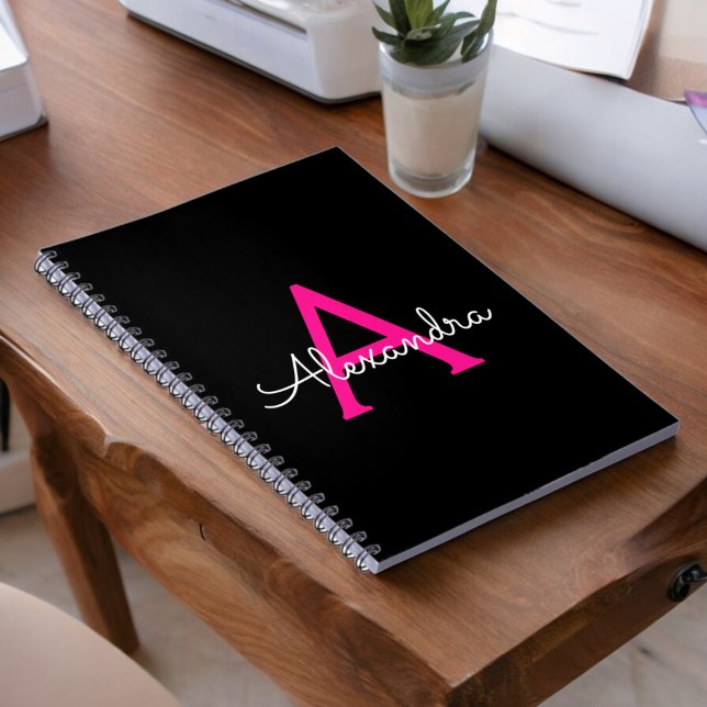 Caderno Espiral Nome do Monograma Girly Black Script Hot-Pink (Criador carregado)