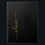 Caderno Espiral Nome do Monograma Rapariga de Script Moderno Doura<br><div class="desc">Planejador de Notebook Espiral de Nome de Monograma Simples Preto e Dourado. Isto faz o doce e perfeito aniversário de 16 anos,  casamento,  chá de panela,  aniversário,  chá de fraldas ou festa de solteira presente para alguém que ama luxo de luxo e estilos quíticos.</div>