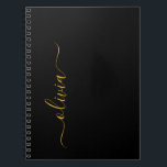 Caderno Espiral Nome do Monograma Rapariga de Script Moderno Doura<br><div class="desc">Planejador de Notebook Espiral de Nome de Monograma Simples Preto e Dourado. Isto faz o doce e perfeito aniversário de 16 anos,  casamento,  chá de panela,  aniversário,  chá de fraldas ou festa de solteira presente para alguém que ama luxo de luxo e estilos quíticos.</div>