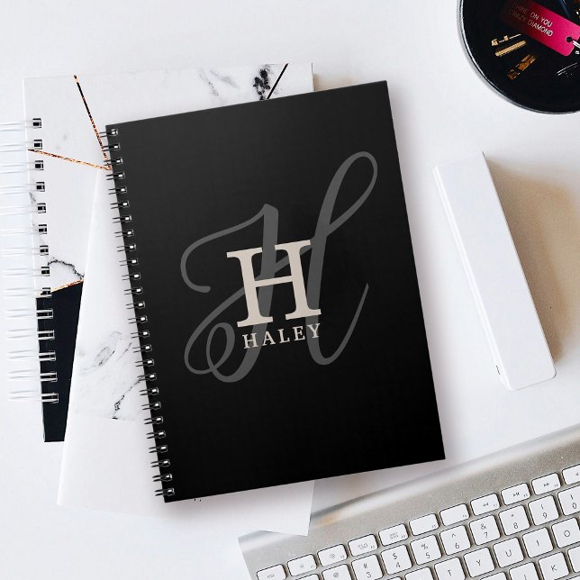 Caderno Espiral Nome do na moda com Monograma de Caligrafia Preto (Personalize this notebook with your name and monogram initial.)