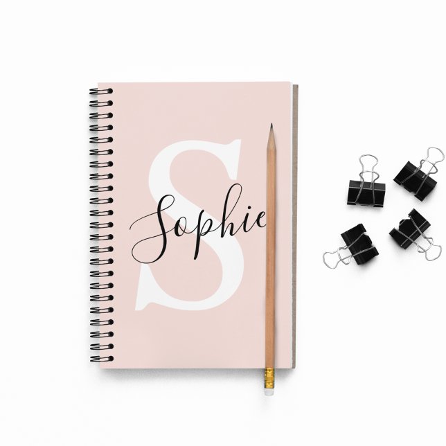 Caderno Espiral Nome Personalizado Moderno Monograma Pastel Rosa (Criador carregado)