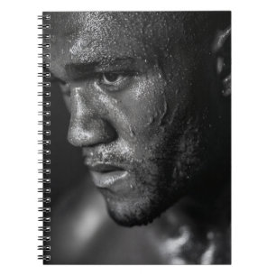 Caderno Espiral Notebook com sudorese e face determinada