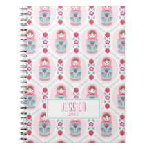 Notebook de boneca cor-de-rosa e aninhando espiral