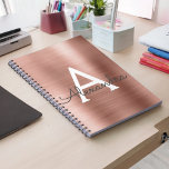 Caderno Espiral Notebook de monograma metálico metálico rosa Gold<br><div class="desc">Cor-de-rosa-claro - Rosa Dourado Faux Bruted Metal Metalílico De Folha Elegante Monograma de Notebook para Escola ou Trabalho. O caderno é perfeito para voltar para a escola ou para um planejador de casamento ou chá de panela.</div>