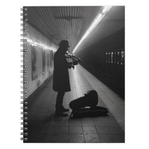 Caderno Espiral Notebook para músico na rua do metrô Violin