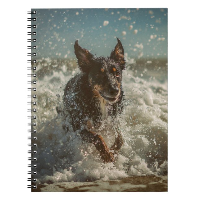 Caderno Espiral Notebook Playful Dog Ocean Waves (Frente)