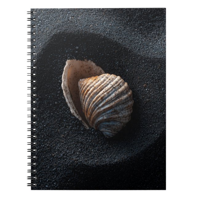Caderno Espiral Notebook Seashell sobre Areia Escura (Frente)