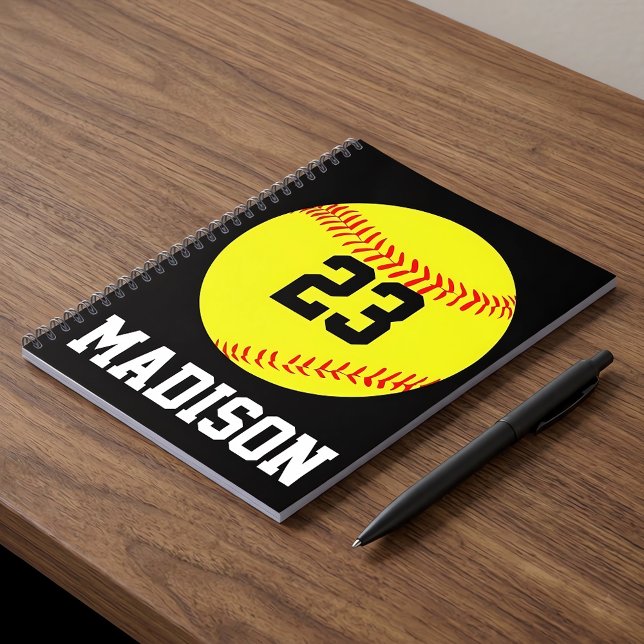 Caderno Espiral Notebook Softball Personalizado (Personalized softball notebook with custom name and number on a desk.)